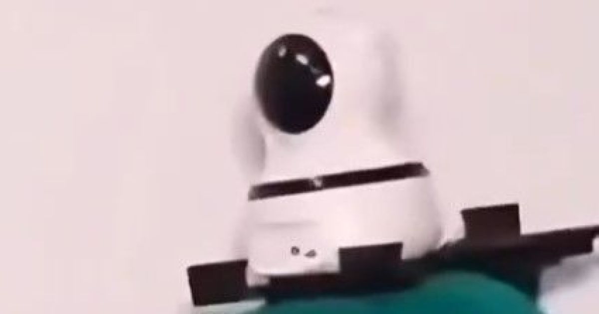 Пакистанська дівчина з камерою на голові