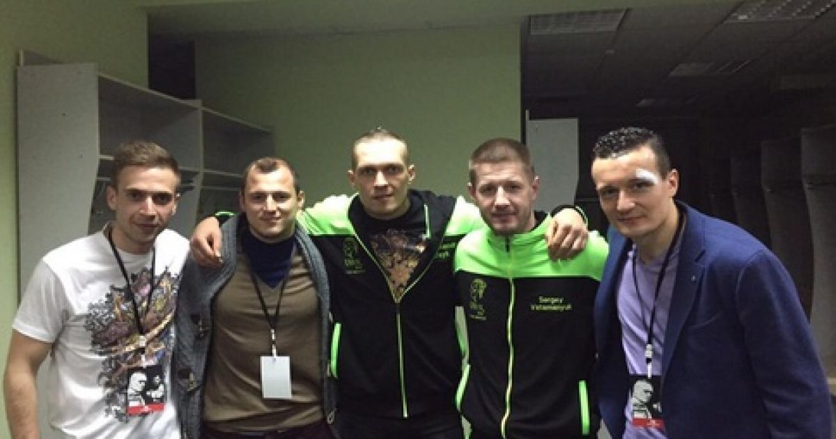 Зозуля и его партнер по "Днепру" Артем Федецкий в раздевалке Усика после предыдущего боя.