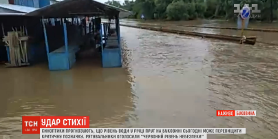 Паводок у Чернівцях: вода почала заливати Калинівський ринок