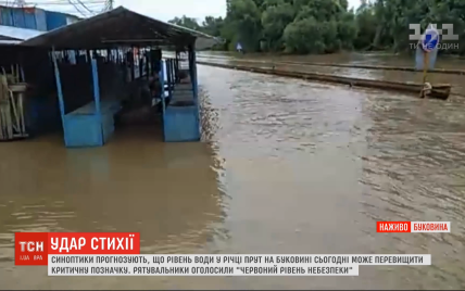 Паводок у Чернівцях: вода почала заливати Калинівський ринок