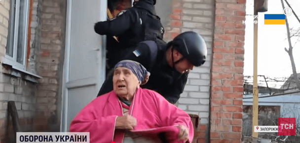 “У мене тут сини поховані, мама”: жителька прифронтової Запорізької області щемливо попрощалась із домом