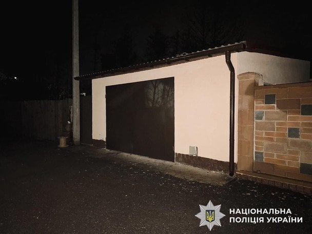 Гараж, де зберігалася Tesla Model 3 / © Поліція Київської області