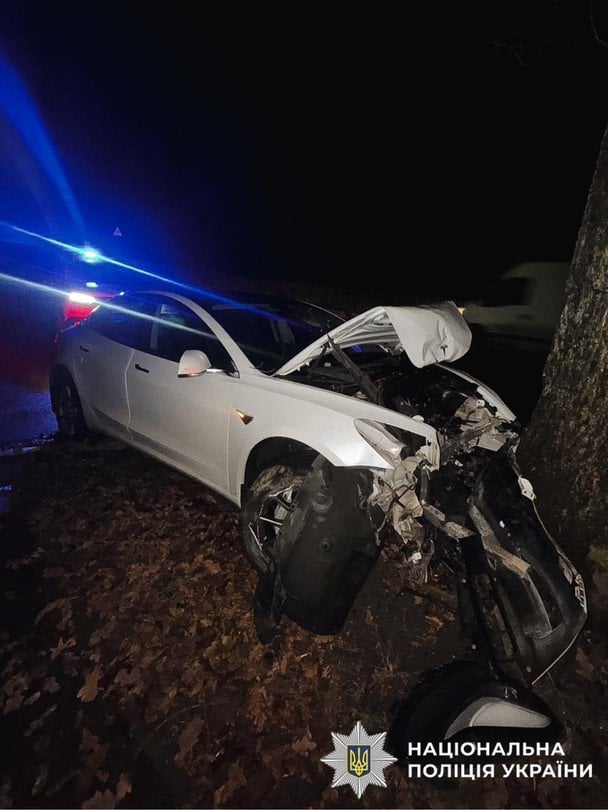 Розбита Tesla Model 3 / © Поліція Київської області