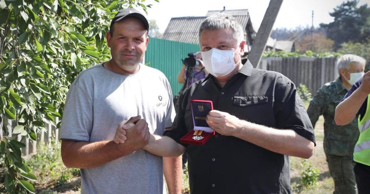 Нагорода знайшла героя: Аваков відзначив тракториста, який врятував від вогню два десятки будинків