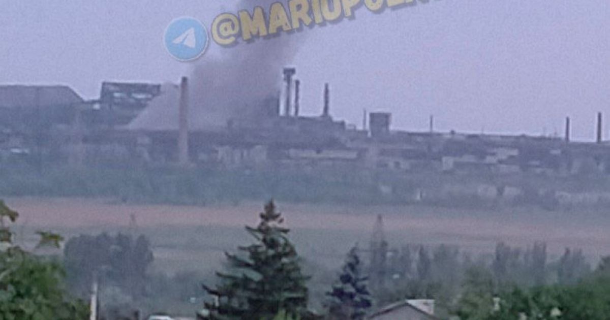 В Мариуполе после взрывов виден черный дым