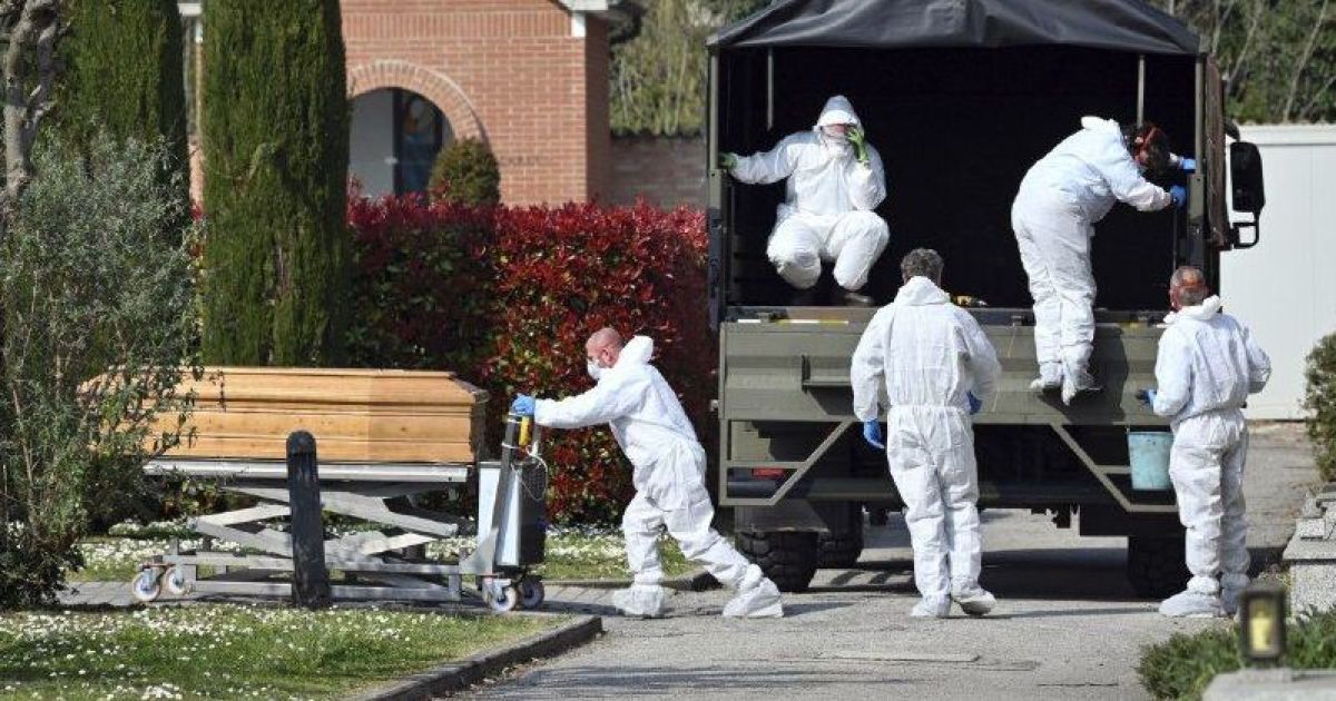 Без прощальних поцілунків: українцям дали поради щодо поховання людей, які померли від COVID-19