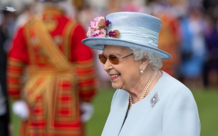 Бодра и красива: 93-летняя королева Елизавета II в нежно-голубом наряде посетила вечеринку