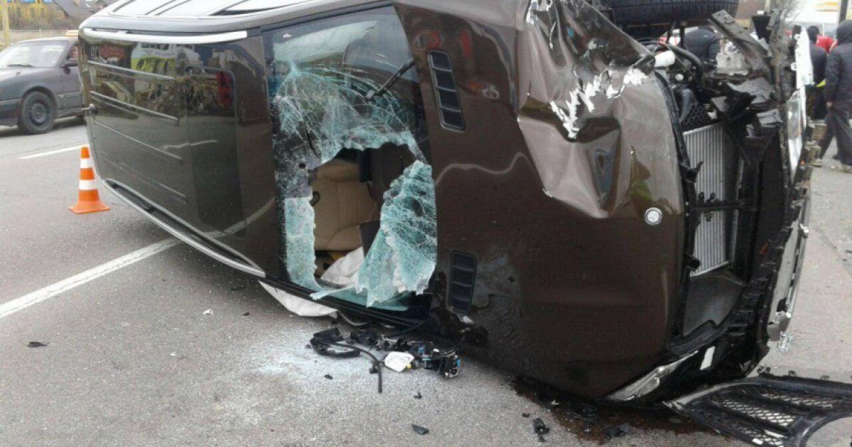 Мощное ДТП под Львовом: в результате столкновения с ВАЗом внедорожник перевернулся на бок