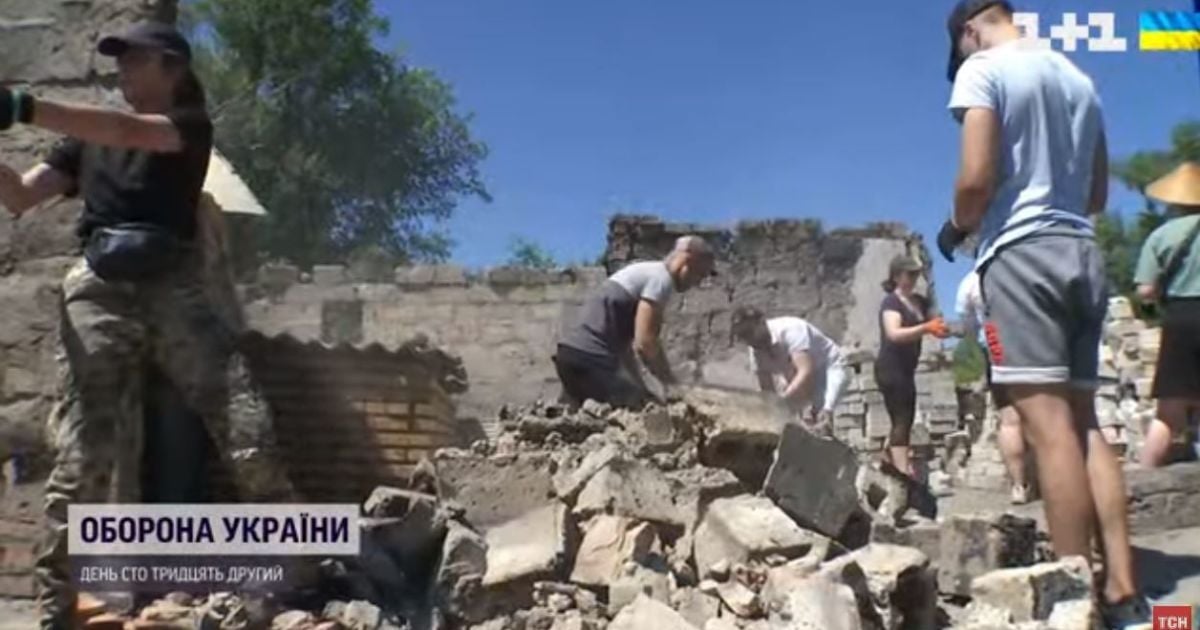 Добробати об’єднали до 30 тисяч людей, щоб відновлювати будинки на деокупованих територіях