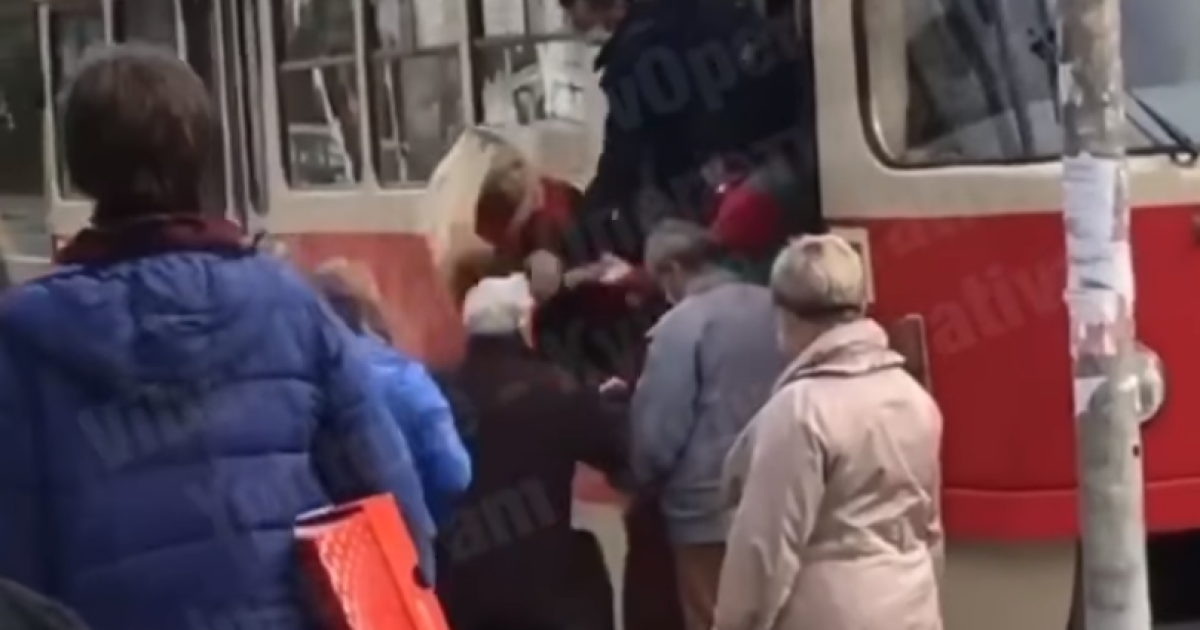 У Києві дівчину без маски кондуктор і пасажир ногами виштовхали з трамвая: з'явилося відео