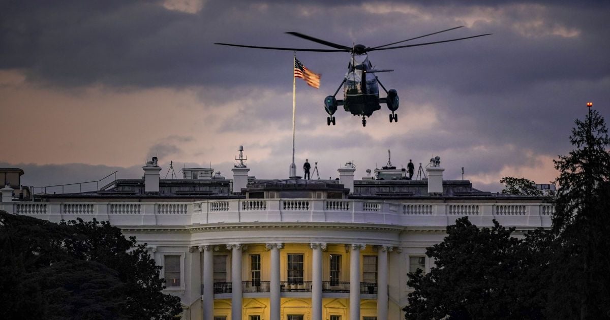 Трамп вернулся к работе в Овальном кабинете Белого дома
