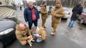 В Киеве пес сорвался с поводка, побежал через шесть полос проспекта и попал под колеса внедорожника