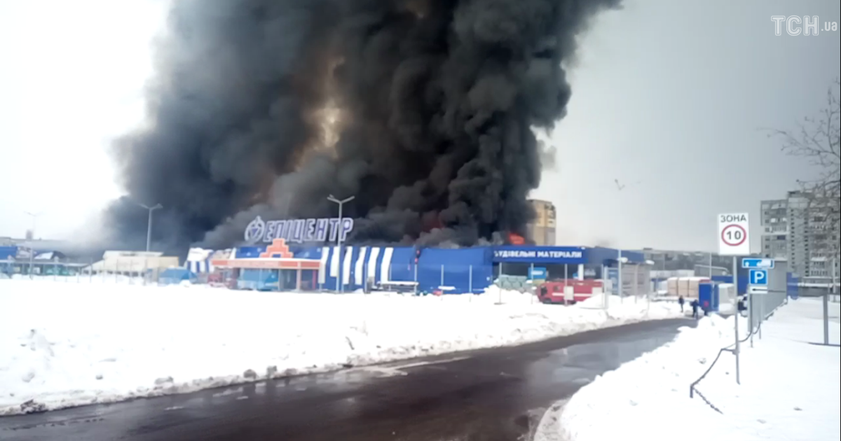 У Первомайську палає "Епіцентр": відео очевидців події