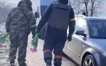 "Добро победит все": Сеть растрогали украинские военные, которые 8 марта дарят женщинам цветы (видео)