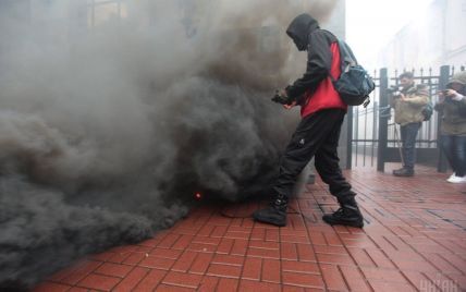 Возле посольства Литвы в Киеве неизвестные взорвали дымовую гранату