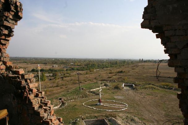 Село, которое вы видите в проломе на фотографии - это Никози. Левее - Эргнети. Это как раз вид изнутри наблюдательного пункта / © Facebook.com/Аркадий Бабченко