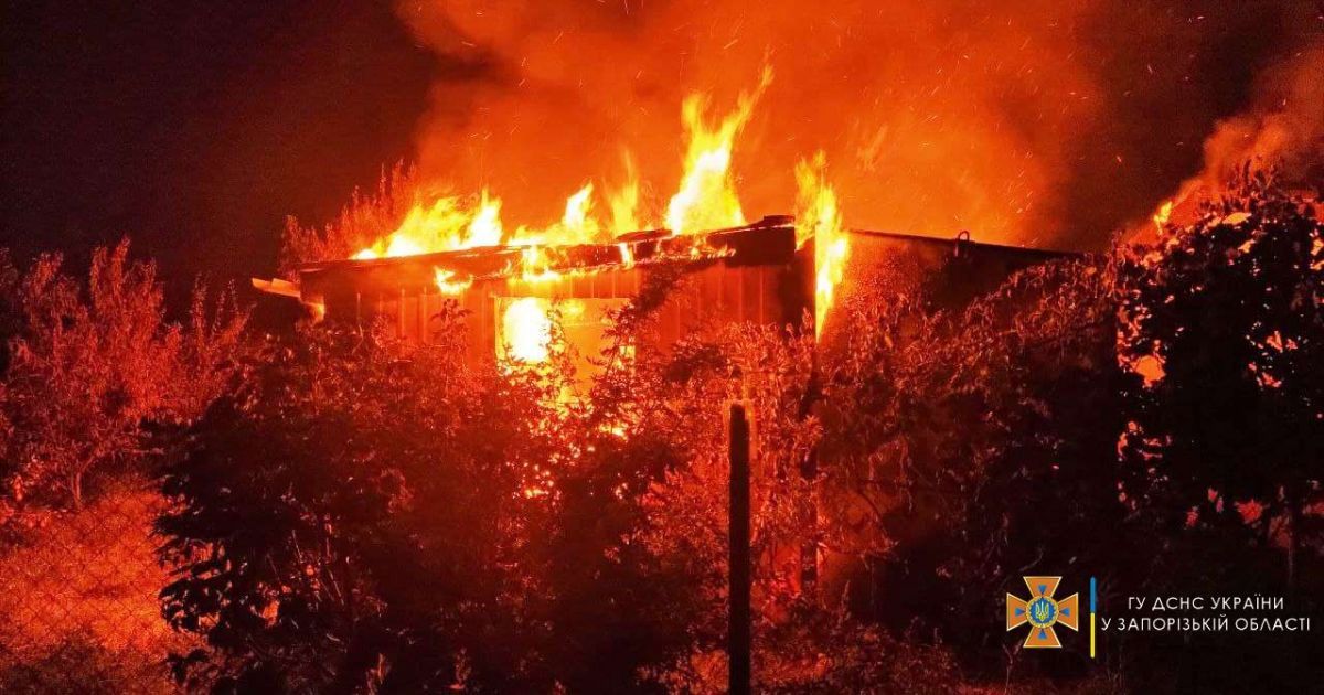 В Запорожской области горел дачный дом: погибло два человека (фото)
