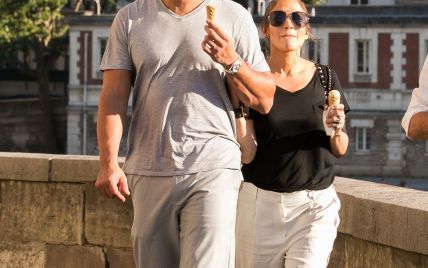 Гуляют за руки и едят мороженое: Джей Ло и Алекс Родригес на отдыхе во Франции