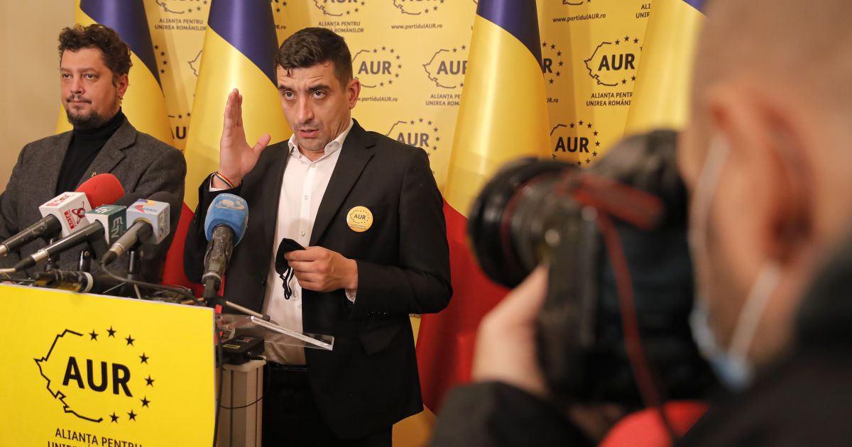 Лидер ультраправой партии "Альянс единства Румынии" (AUR) Клаудиу Тарзиу (слева)