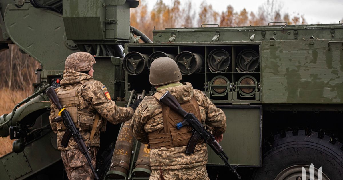 Українські військові дають відсіч ворогу