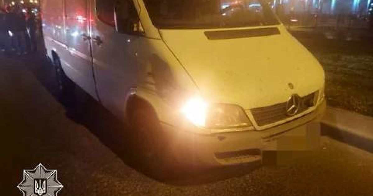 У Львові водій мікроавтобуса збив на смерть пішохода: фото