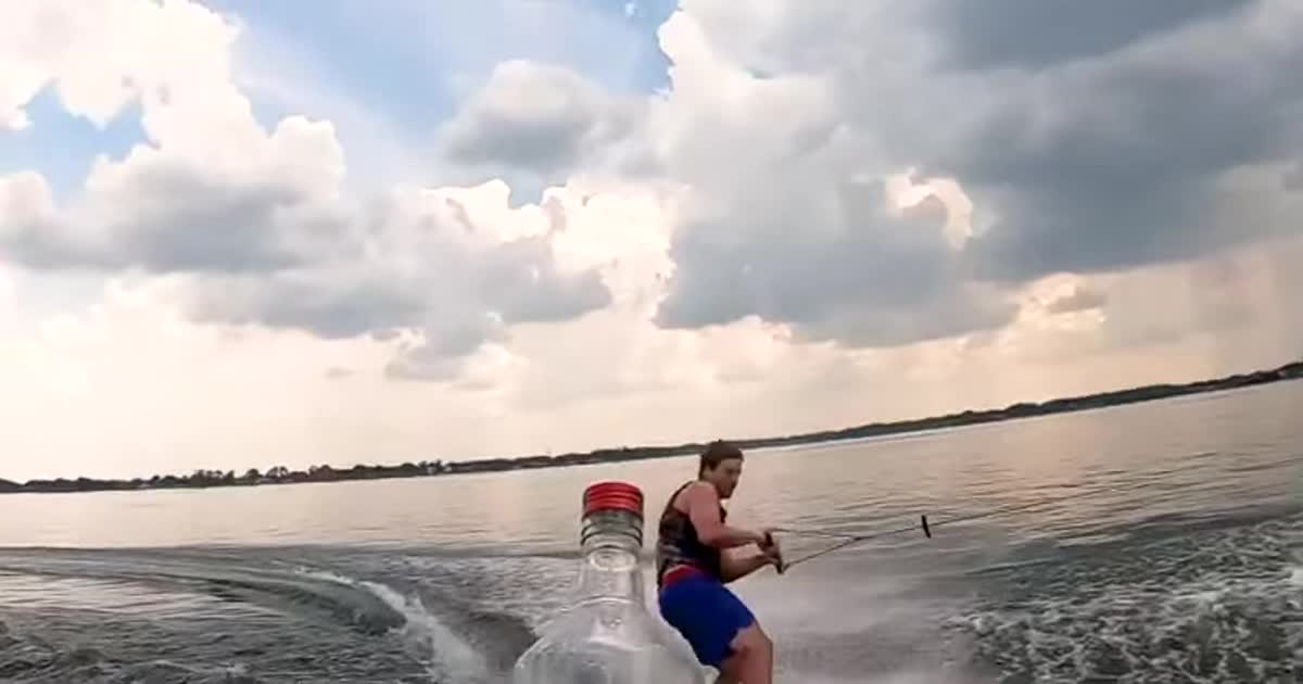 Гуру #BottleCapChallenge. Участники флешмоба сбивают крышечки вейкбордом, авто и экскаватором