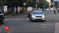 На столичном Подоле прохожие с правоохранителями задержали мужчину, который бросался на автомобили