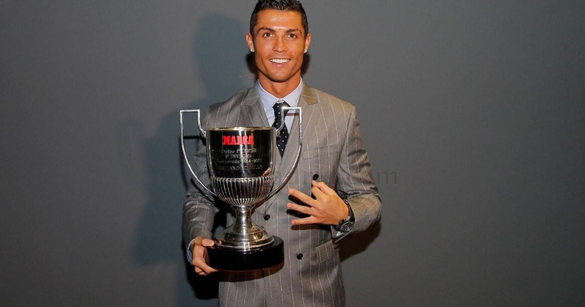 Роналду с трофеем.