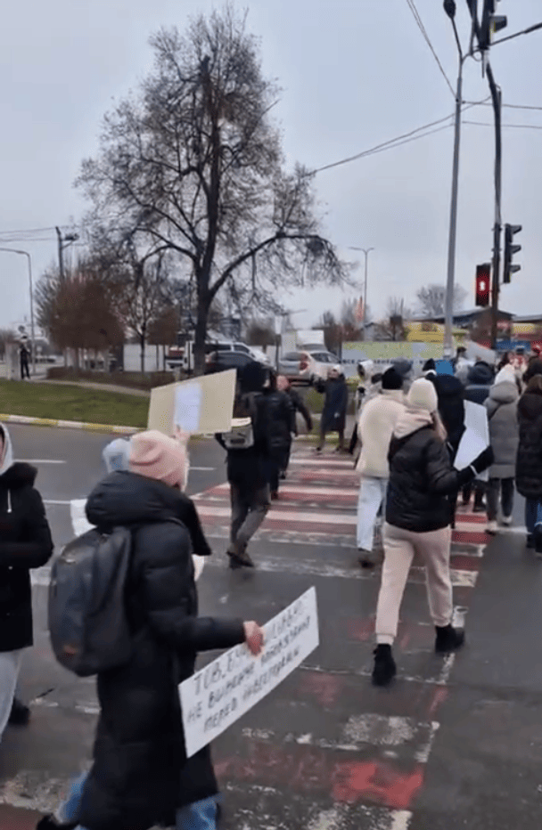 Затори під Києвом: у Бучі люди перекривали трасу через проблеми з електропостачання