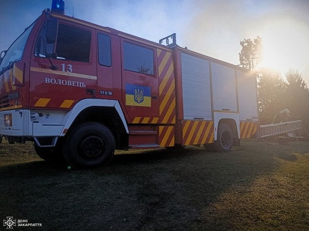 На Закарпатті спалахнула масштабна пожежа в готелі / © ДСНС України