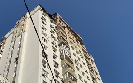 Удар иранским дроном по многоэтажке в Киеве: журналист показал, как выглядит дом (видео)