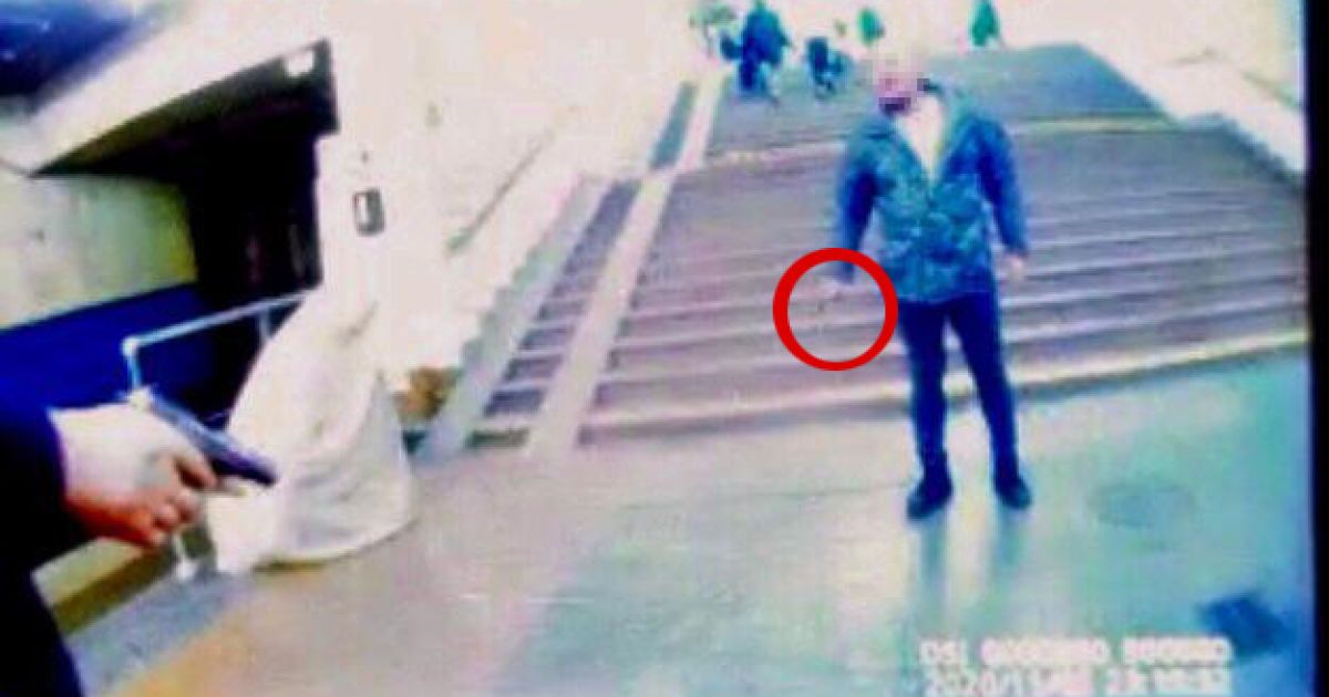 В киевском метро мужчина напал с ножом на полицейского из-за замечания о маске