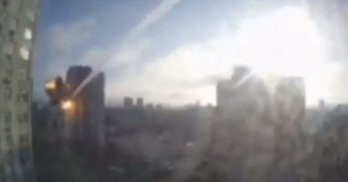 З'явилося відео моменту попадання снаряду в багатоповерхівку в Києві