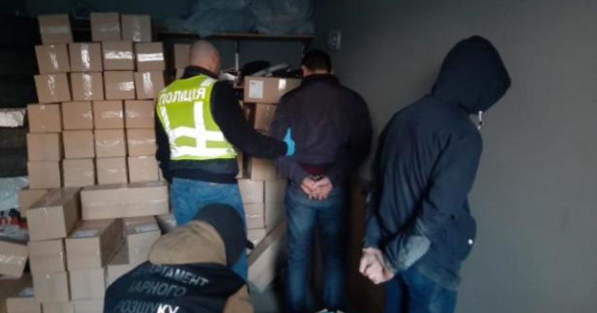 У Києві упіймали банду, яка зі зброєю викрала 100 тисяч медичних масок
