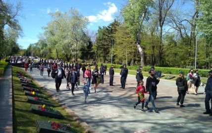 Попри карантин прийшли з дітьми: як в Одесі святкують 9 травня