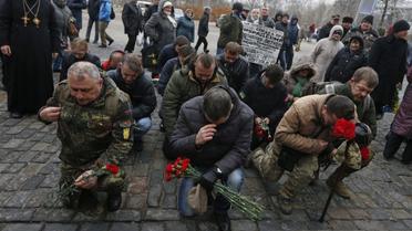 Люди вшановують пам'ять героїв Небесної сотні / © УНІАН