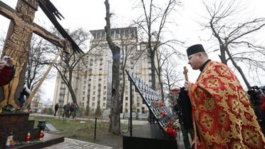 Люди вшановують пам'ять героїв Небесної сотні / © УНІАН