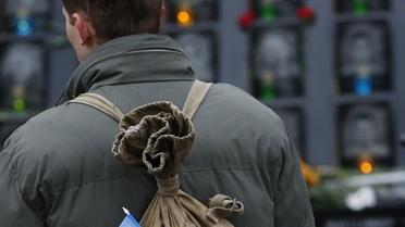 Люди вшановують пам'ять героїв Небесної сотні / © УНІАН