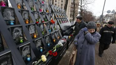 Люди вшановують пам'ять героїв Небесної сотні / © УНІАН