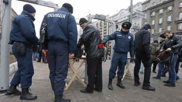 Люди вшановують пам'ять героїв Небесної сотні / © УНІАН