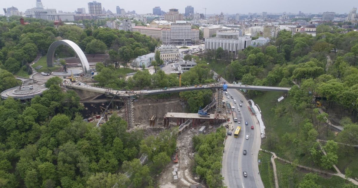 Пішохідно-велосипедний міст через Володимирський узвіз (також відомий як міст Кличка, Володимирський міст, Прозорий міст, Скляний міст)