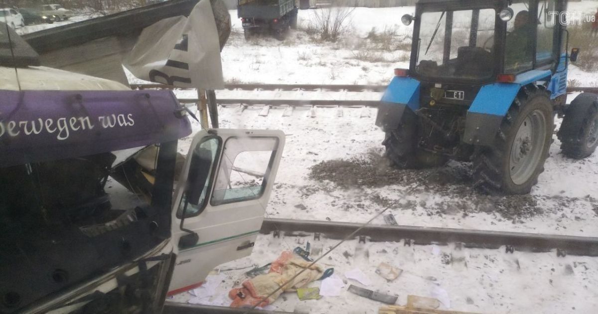 Моторошна ДТП на Харківщині: потяг на швидкості зніс фуру, яка застрягла на залізничному переїзді
