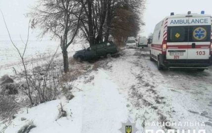 На Киевщине авто слетело с заснеженной дороги и врезалось в дерево