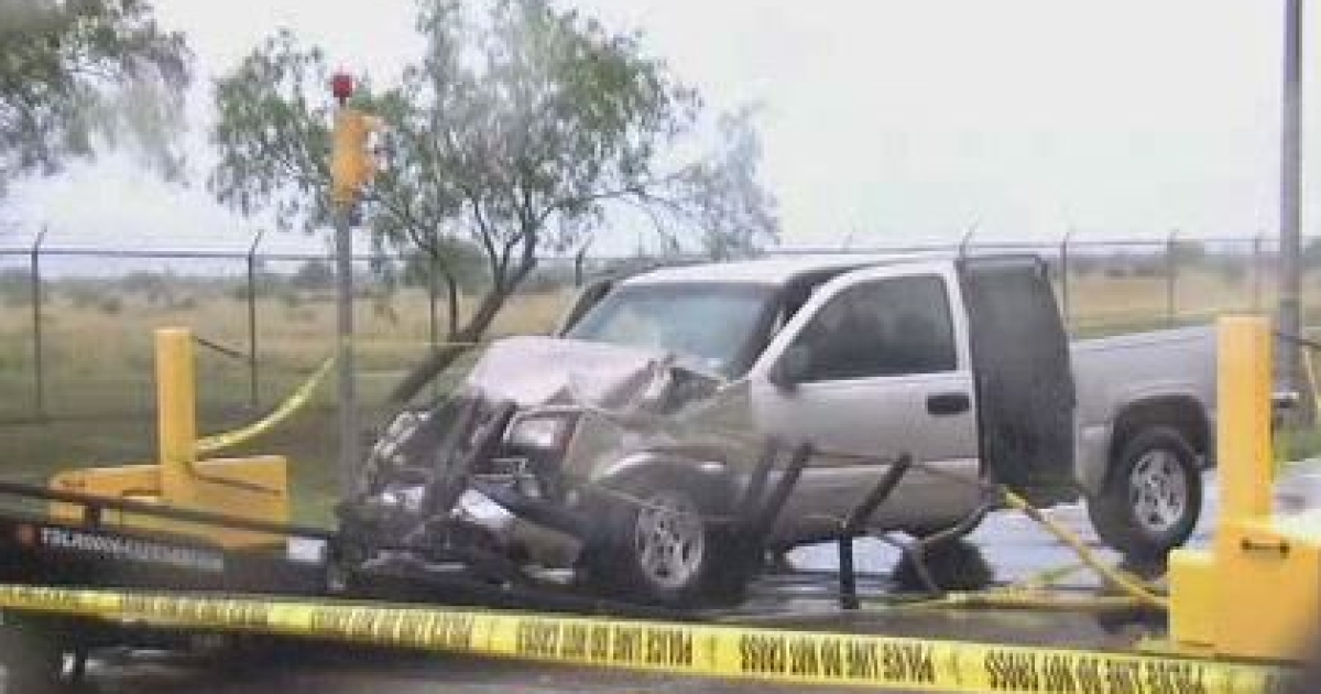 В США пикап с нелегалами протаранил ворота авиабазы