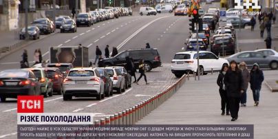 Погода в Україні: синоптики закликають водіїв бути уважними через ожеледицю на дорогах і мокрий сніг