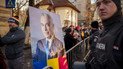 Портрет Келіна Джорджеску біля будівлі окружного суду в Бухаресті