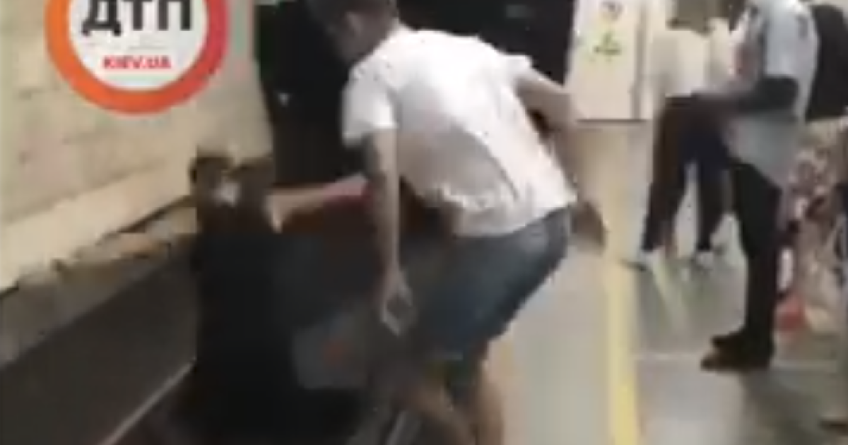 В Киеве сняли на видео подростков-экстремалов, которые прыгнули прямо под вагон метро