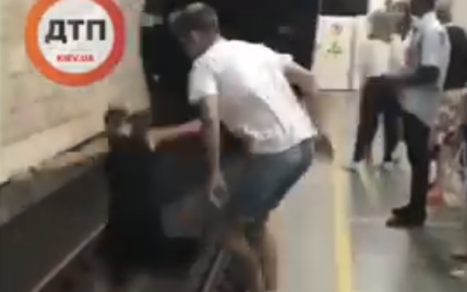 В Киеве сняли на видео подростков-экстремалов, которые прыгнули прямо под вагон метро