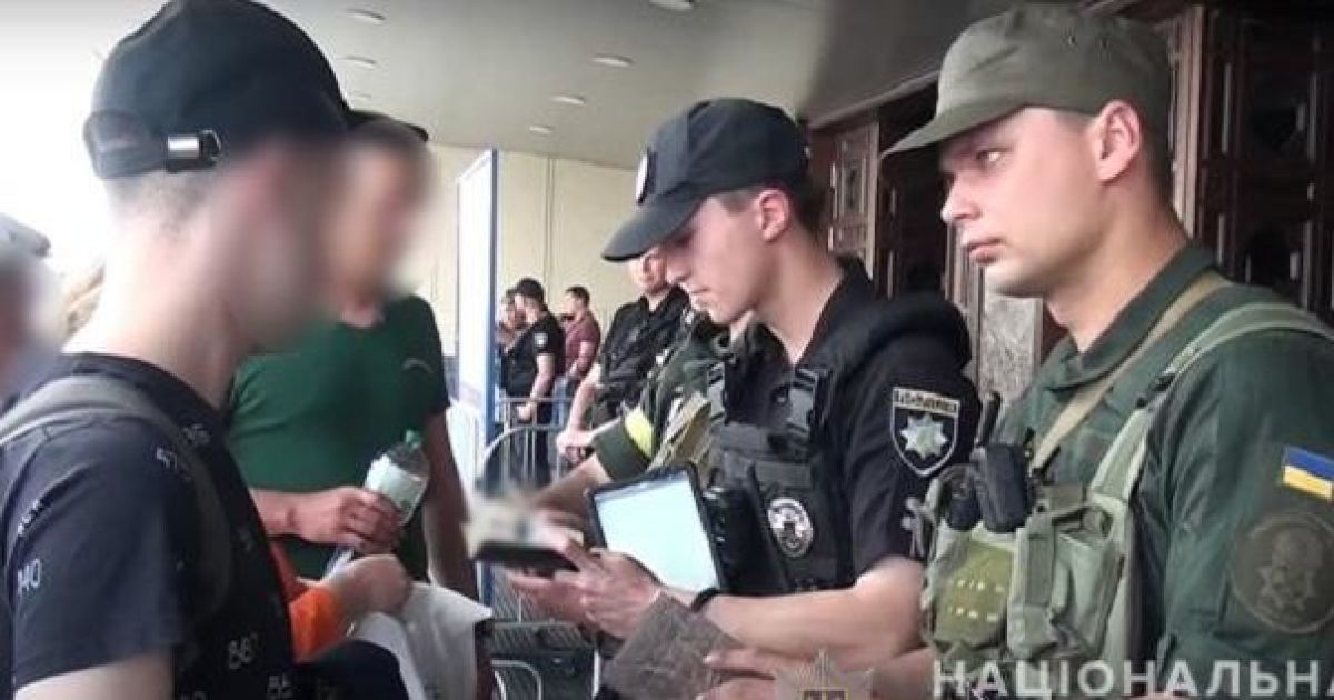 Заховав під футболку: у Києві чоловік намагався пронести гранату до поїзда (фото)