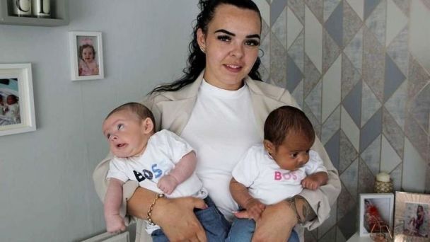29-летняя жительница Ноттингема Шантель Бротон родила близнецов.